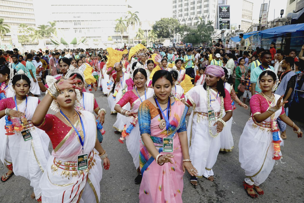 বর্ণিল শোভাযাত্রার মধ্য দিয়ে রাজধানীতে শুরু হয়েছে হিন্দু সম্প্রদায়ের রথযাত্রা উৎসব। রথযাত্রাটি রাজধানীর স্বামীবাগ আশ্রম থেকে শুরু হয়ে সন্ধ্যার দিকে ঢাকেশ্বরী জাতীয় মন্দিরে পৌঁছায়। ছবি: হাসান রাজা