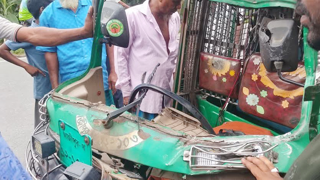 দাঁড়িয়ে থাকা ময়লার ট্রাকে সিএনজি অটোরিকশার ধাক্কা, নিহত ১ আহত ৪