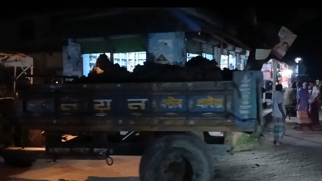 তালায় রাতের আঁধারে ড্রাম ট্রাক্টরে মাটি বহন, হুমকিতে গ্রামীণ সড়ক