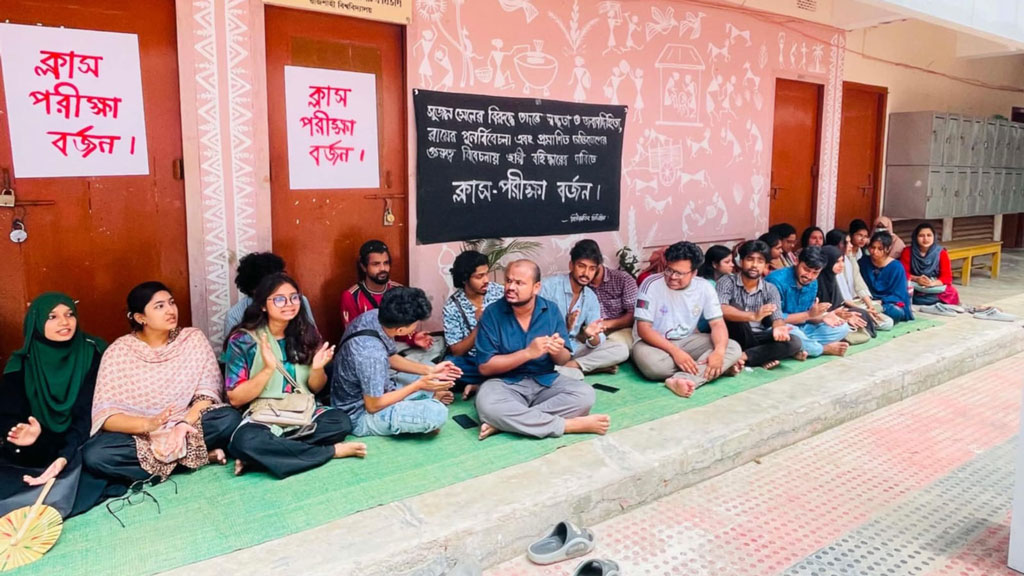 সুজন সেনের স্থায়ী বহিষ্কার দাবিতে রাবির ছাপচিত্র বিভাগে ক্লাস-পরীক্ষা বর্জন