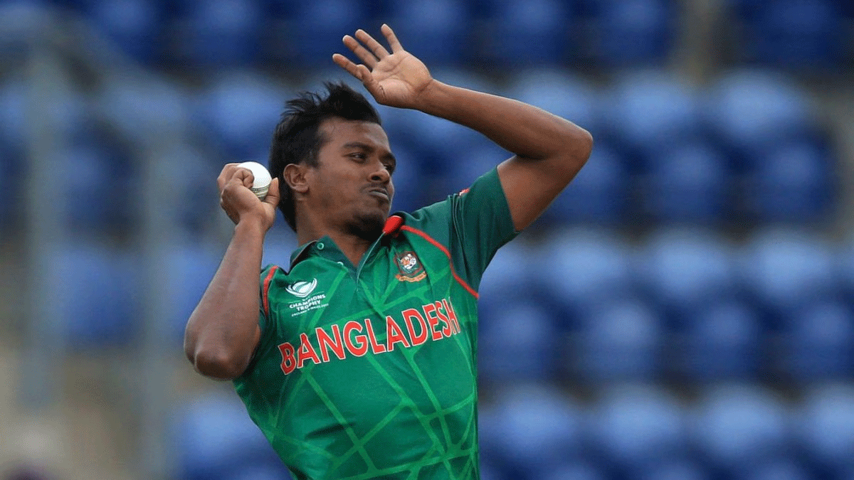 মাঠেই সম্মাননা পেলেন রুবেল