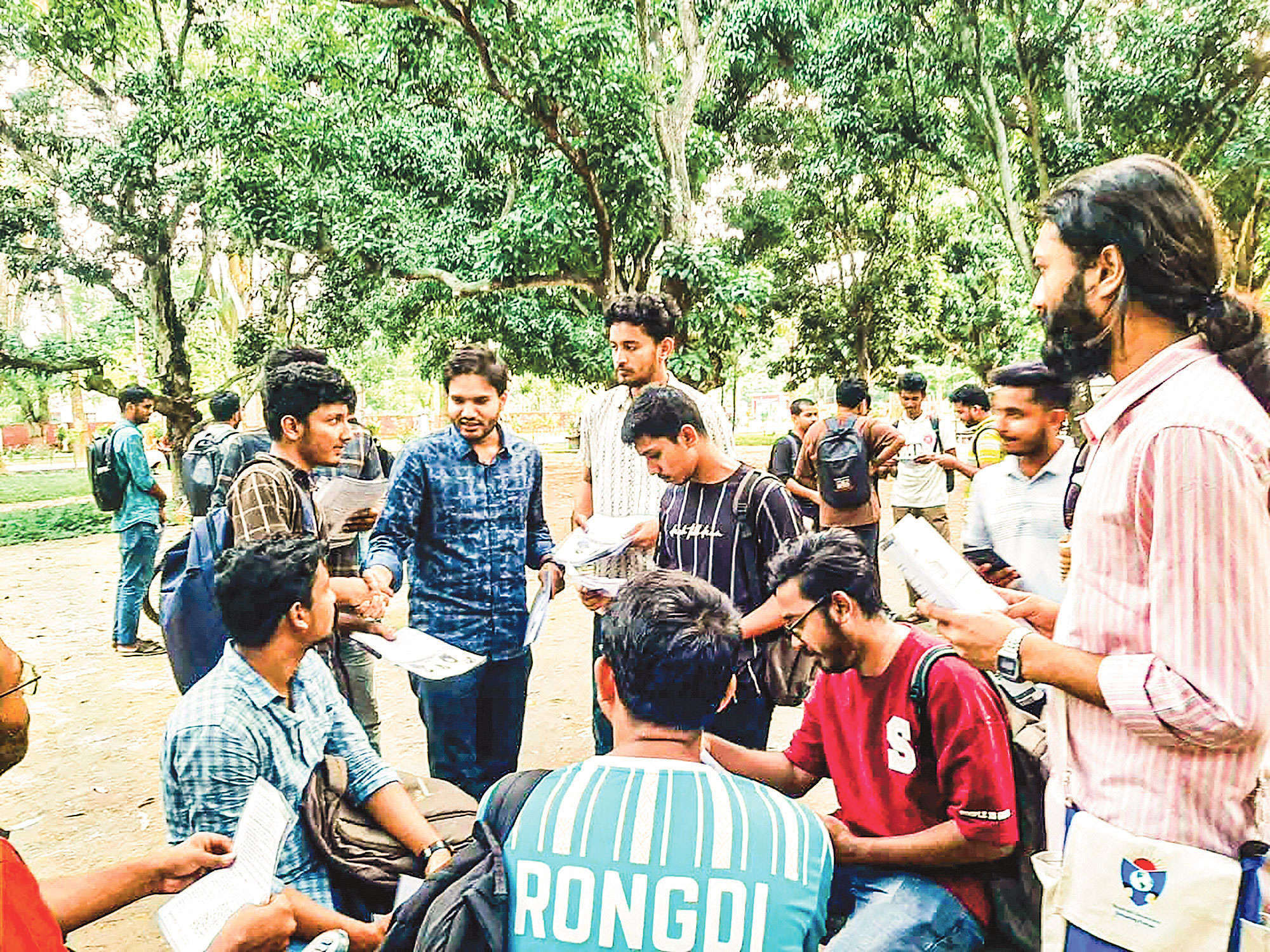 রাকসু নির্বাচন: বিধি ভেঙে প্রচারের প্রতিযোগিতা