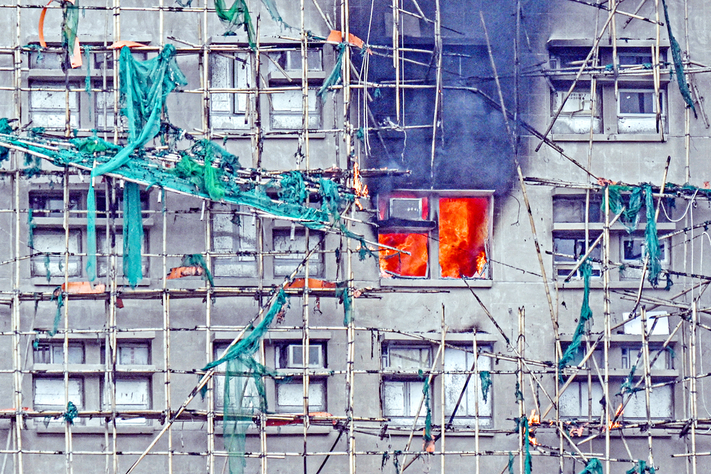 হংকংয়ে আগুন: তদন্তের কেন্দ্রে বাঁশের মাচা