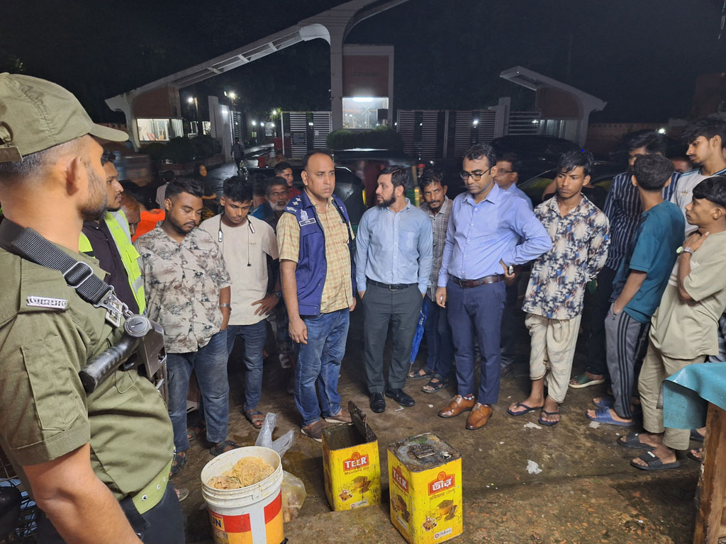 চুয়েট গেটে চার রেস্তোরাঁয় অভিযান, অর্থদণ্ড