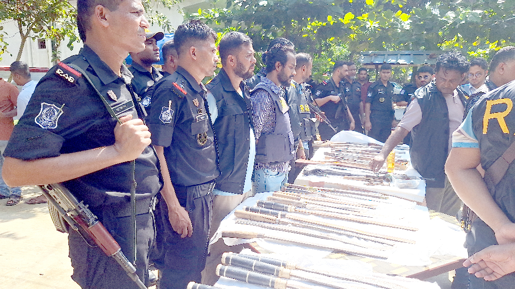 রাউজানে র‍্যাবের অভিযানে অস্ত্র-মাদক উদ্ধার, আটক ২