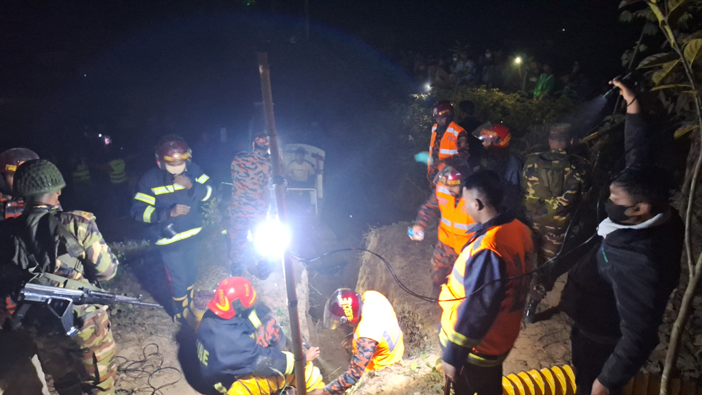 রাউজানে নলকূপের গর্তে পড়া শিশুটি উদ্ধার হলেও বাঁচানো গেল না