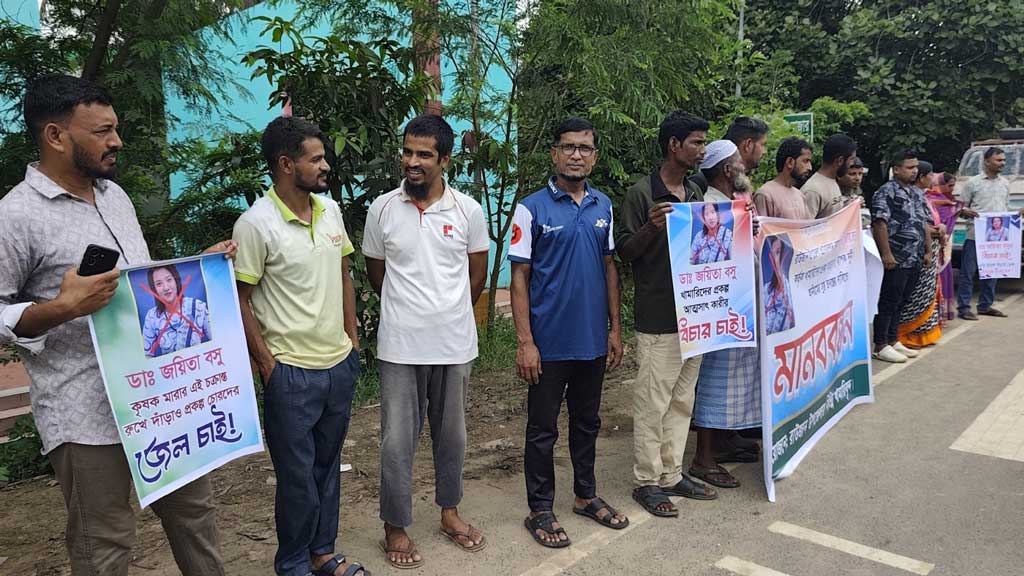 বিক্ষোভের মুখে পুলিশ পাহারায় রাউজান ছাড়লেন প্রাণিসম্পদ কর্মকর্তা