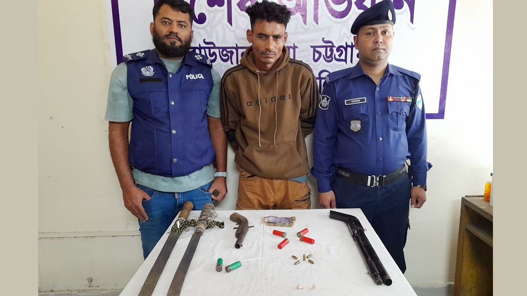 রাউজানে ১৫ মামলার আসামি গ্রেপ্তার, অস্ত্র-গুলি ও মাদক জব্দ