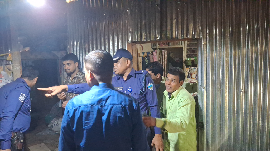 রাউজানে বাইরে থেকে দরজা বন্ধ করে ৩ বসতঘরে অগ্নিসংযোগের অভিযোগ