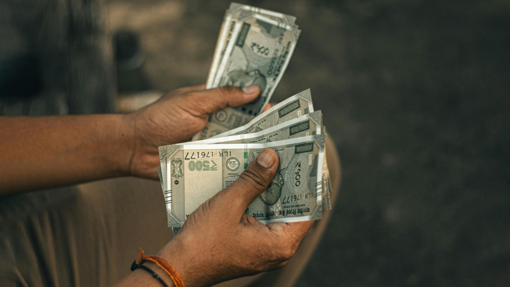 ভারতীয় রুপি এশিয়ার সবচেয়ে দুর্বল মুদ্রায় পরিণত হলো যেভাবে