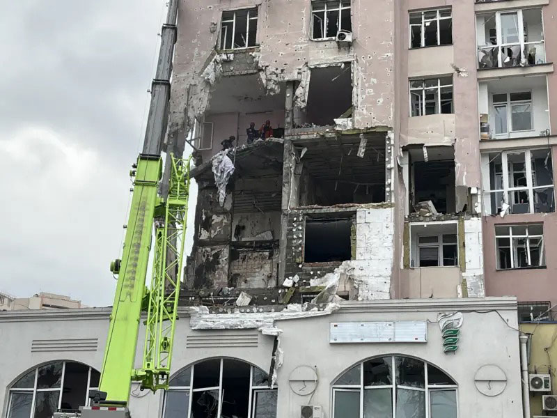 ট্রাম্প-জেলেনস্কি বৈঠকের আগে ইউক্রেনে রাশিয়ার ব্যাপক ড্রোন ও ক্ষেপণাস্ত্র হামলা