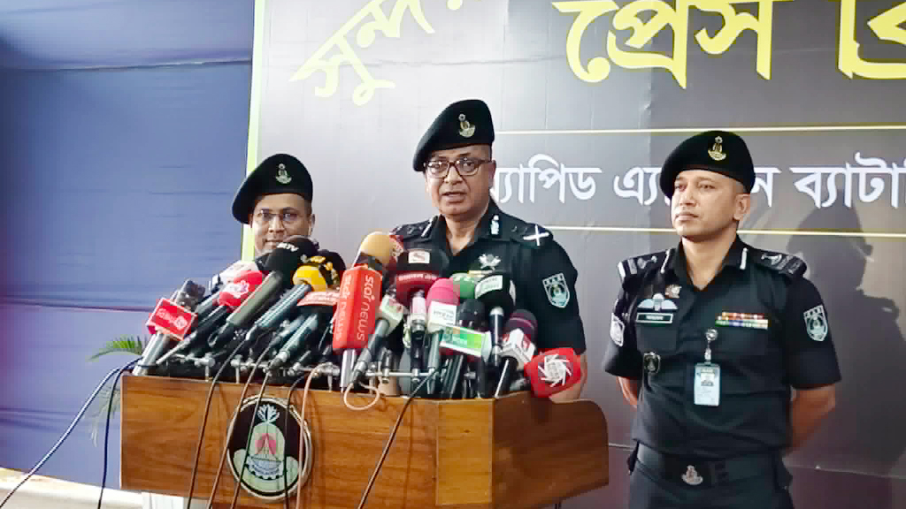 লুট হওয়া অস্ত্র উদ্ধারে দেশে বিশেষ অভিযান শুরু হচ্ছে: র্যাবের মহাপরিচালক