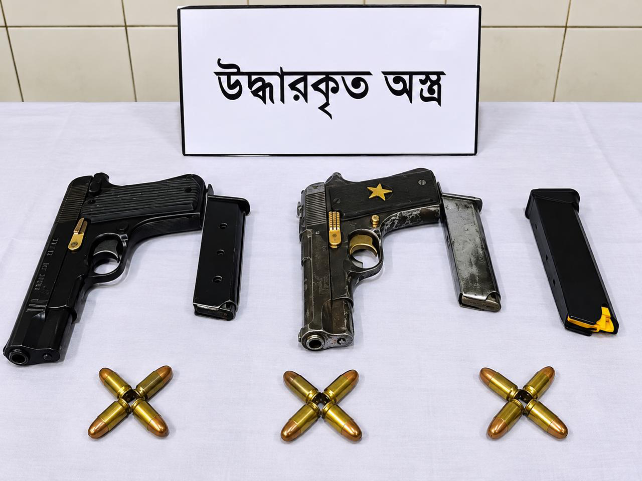 গেন্ডারিয়ায় গোলাগুলি: উদ্ধারকৃত অস্ত্রের মধ্যে রয়েছে পুলিশের লুণ্ঠিত ম্যাগাজিন-গোলাবারুদ