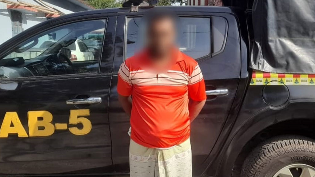 দুবাই প্রবাসীর নগদ টাকাসহ মাল লুট, ১৩ দিন পর র‍্যাবের জালে যুবক