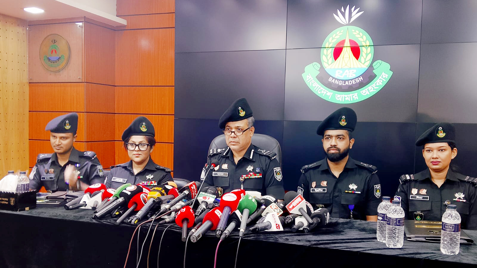 পুলিশ পরিচয়ে আরও ক্ষিপ্ত হয়ে ওঠে হামলাকারীরা, ডেকে আনে পুরো গ্যাংকে: র্যাব