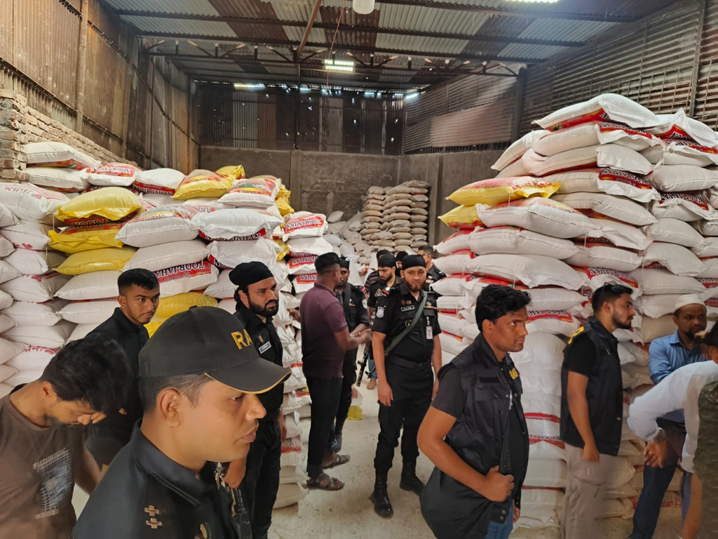 রাজধানীতে ওএমএসের চাল-আটার অবৈধ মজুত, আটক ১