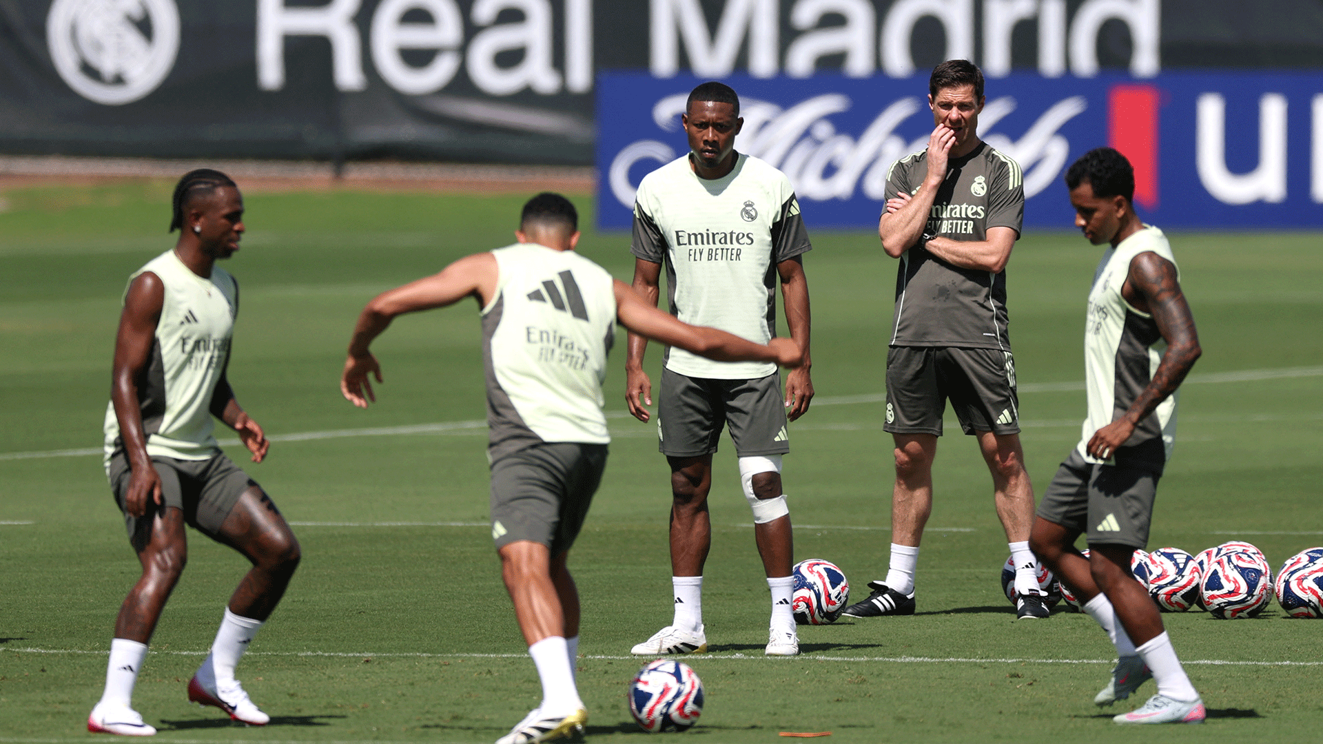 রাতে মাঠে নামছে রিয়াল-বার্সা, খেলা দেখবেন কোথায়