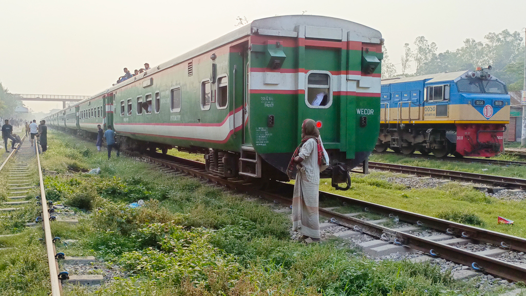 ঢাকা-চট্টগ্রাম লাইনে ট্রেন লাইনচ্যুতি: দুর্ভোগে ক্ষুব্ধ যাত্রীরা