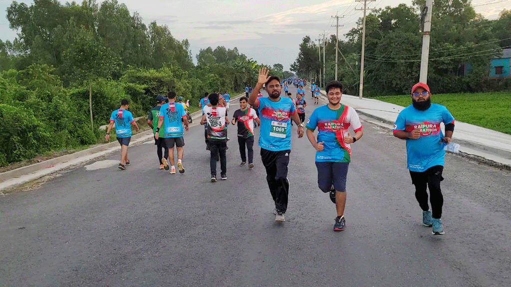 আজ ভোর ৫টায় রায়পুরা উপজেলা চত্বরে আনুষ্ঠানিক উদ্বোধনের মধ্য দিয়ে ম্যারাথন প্রতিযোগিতা শুরু হয়। ছবি: আজকের পত্রিকা