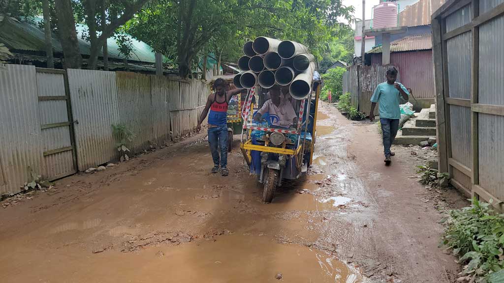 রায়পুরা-নীলকুঠি সড়কের পিচ উঠে গর্ত ও জলাবদ্ধতা, দুর্ভোগে হাজারো মানুষ