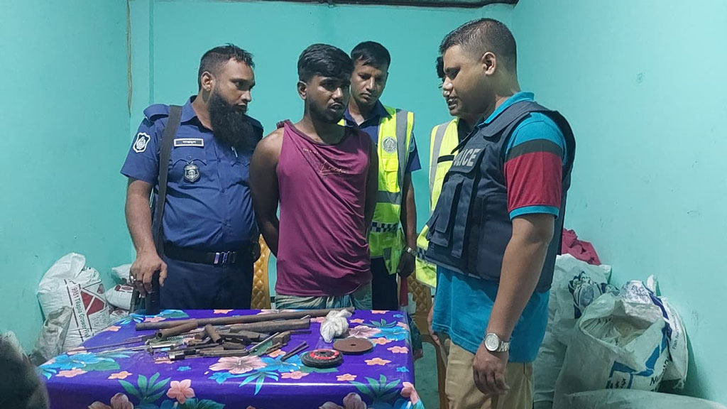 রায়পুরায় আগ্নেয়াস্ত্র তৈরির সরঞ্জামসহ যুবক আটক