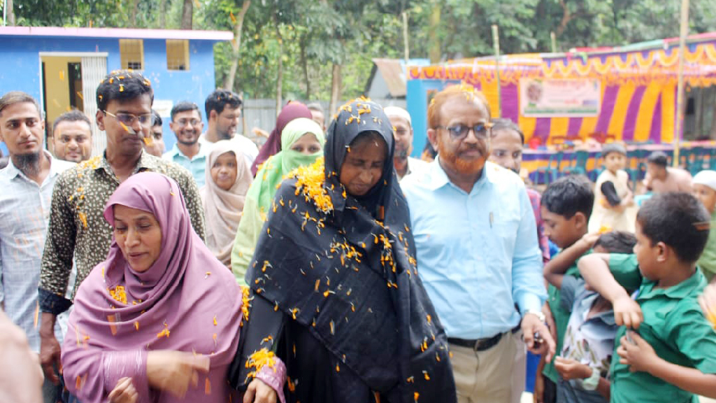 ফুলেল বিদায়ে ৩৬ বছরের শিক্ষকতার ইতি টানলেন শায়েস্তা খাতুন
