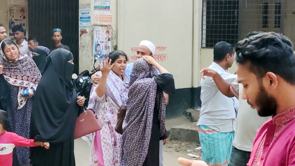 রায়পুরায় হামলায় বাধা দেওয়ায় গৃহবধূকে গুলি করে হত্যা, আহত ৫