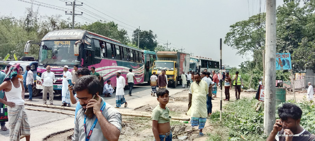 কৃষককে গ্রেপ্তারের প্রতিবাদে ঢাকা-সিলেট মহাসড়ক অবরোধ