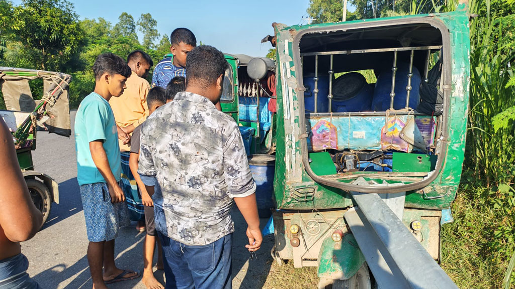 দুই অটোরিকশার মুখোমুখি সংঘর্ষে নিহত ১, শিশুসহ আহত ১১