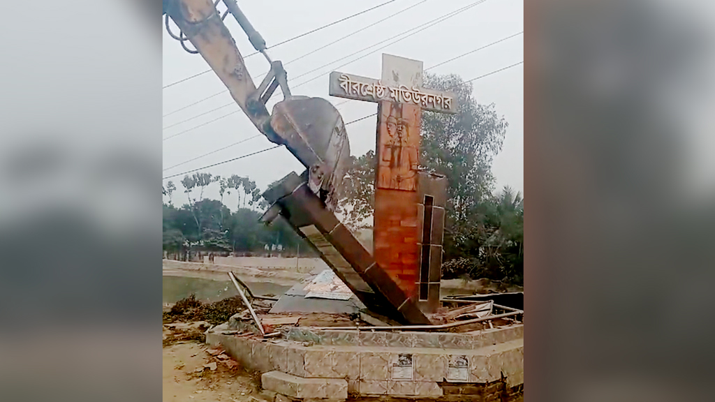 ‘বীরশ্রেষ্ঠ মতিউরনগর’ তোরণ গুঁড়িয়ে দিল সওজ, প্রশস্ত হবে সড়ক