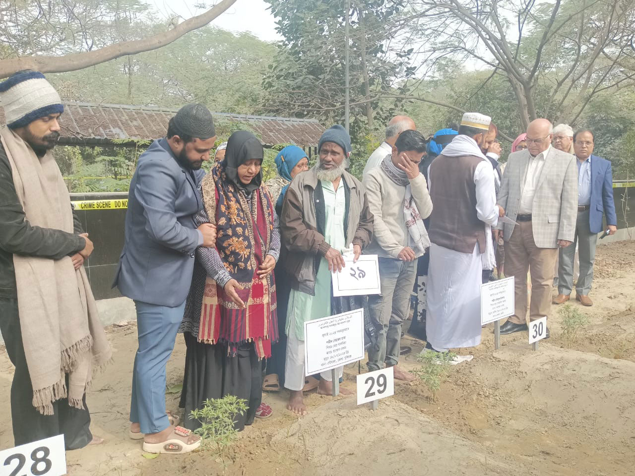 রায়েরবাজারে দাফন ১১৪ মরদেহের মধ্যে ৮ জনের পরিচয় শনাক্ত, পরিবারের কাছে হস্তান্তর