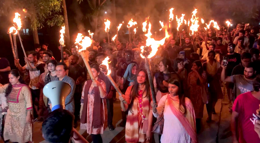 আন্দোলনের সমর্থনে রুয়েট শিক্ষার্থীদের মশাল মিছিল