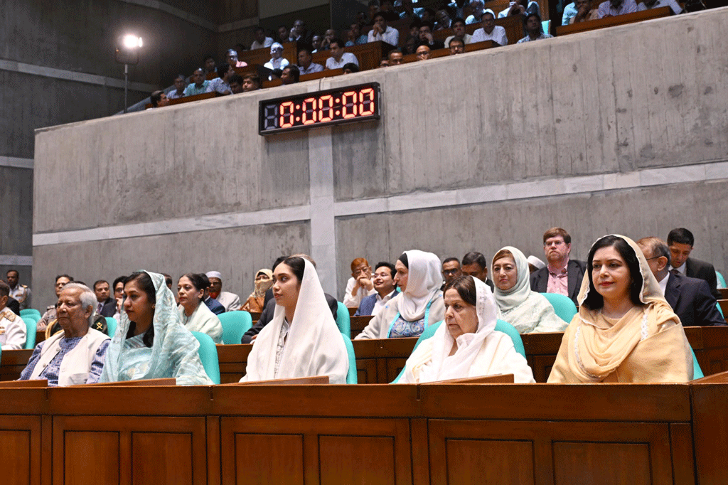 ত্রয়োদশ জাতীয় সংসদের প্রথম অধিবেশনে সংসদকক্ষের বিভিন্ন মুহূর্তের স্থিরচিত্র। ছবি: প্রধানমন্ত্রীর কার্যালয়