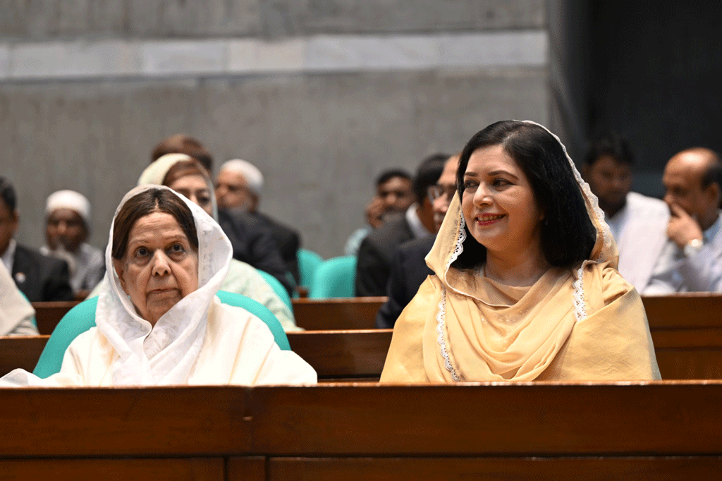 ত্রয়োদশ জাতীয় সংসদের প্রথম অধিবেশনে সংসদকক্ষের বিভিন্ন মুহূর্তের স্থিরচিত্র। ছবি: প্রধানমন্ত্রীর কার্যালয়