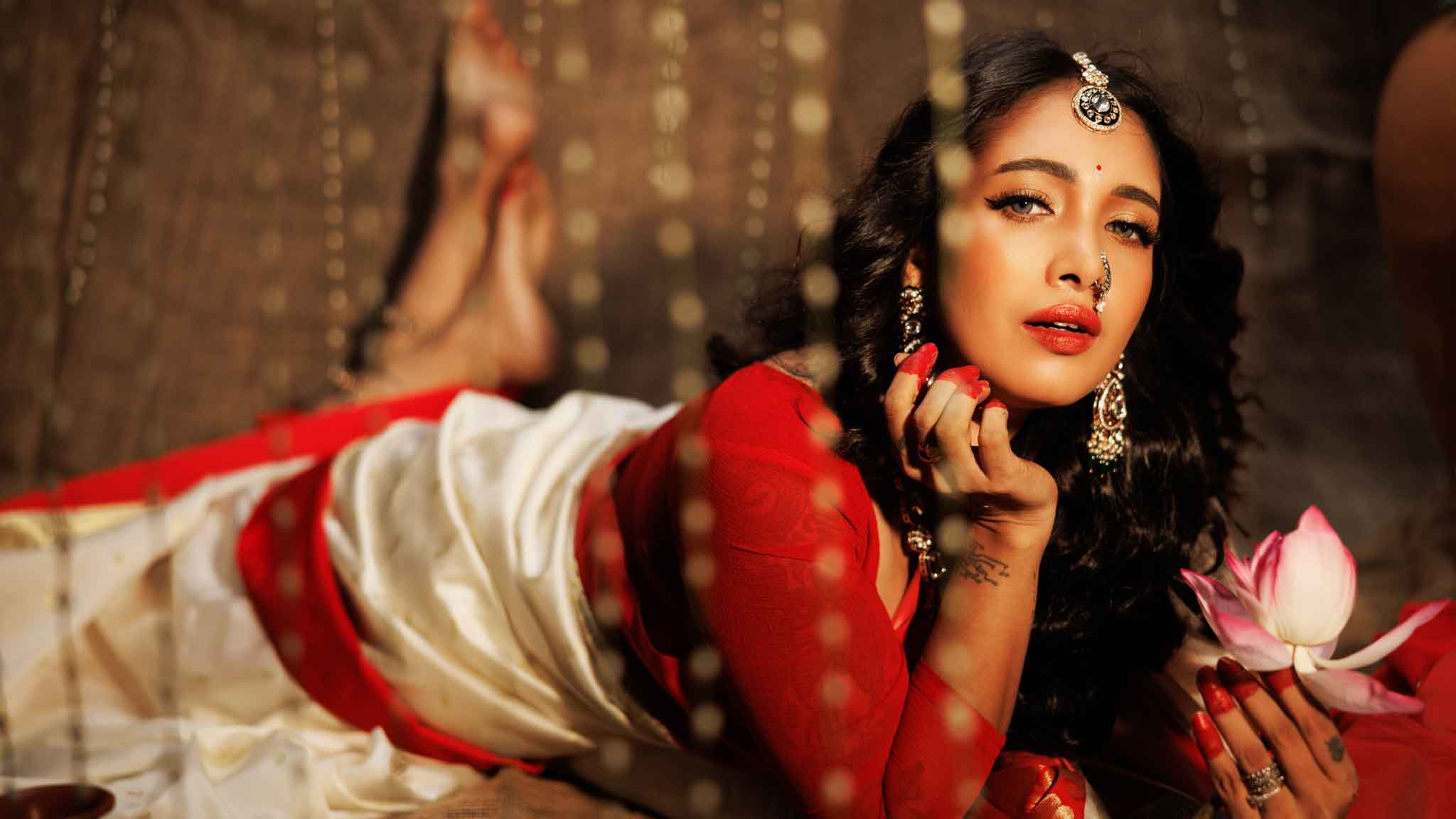 ‘পরি চাপা রঙের শাড়ি, খয়েরি টিপ’– গানে নজরুলের প্রণয়িনীরা যেভাবে সেজেছিলেন