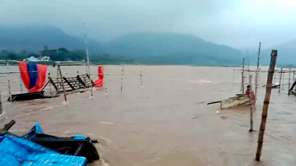 পাহাড়ি ঢল ও টানা বৃষ্টিতে সাময়িকভাবে বন্ধ সাদাপাথর পর্যটনকেন্দ্র