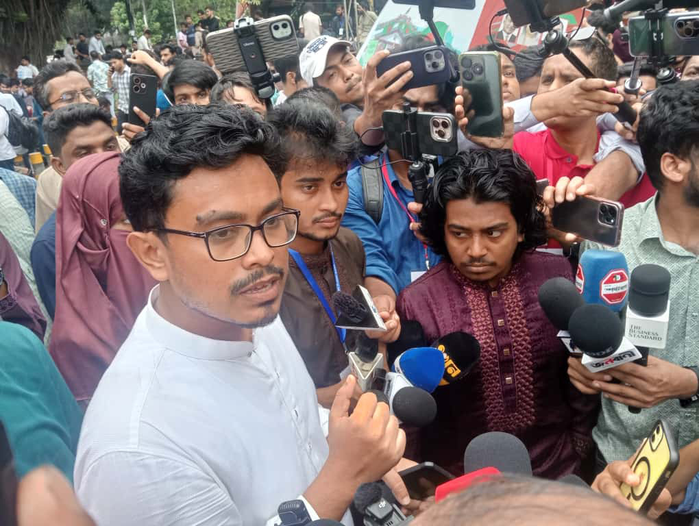 সাদিক কায়েমকে ঘিরে উত্তেজনা, ছাত্রদলের ‘রাজাকার’ স্লোগান