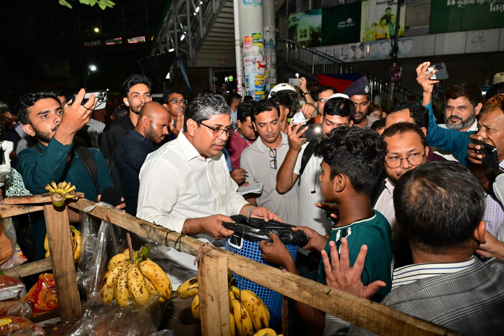 শাহবাগে যত্রতত্র ময়লা ফেলা বন্ধে প্রতিমন্ত্রীর ঝটিকা অভিযান