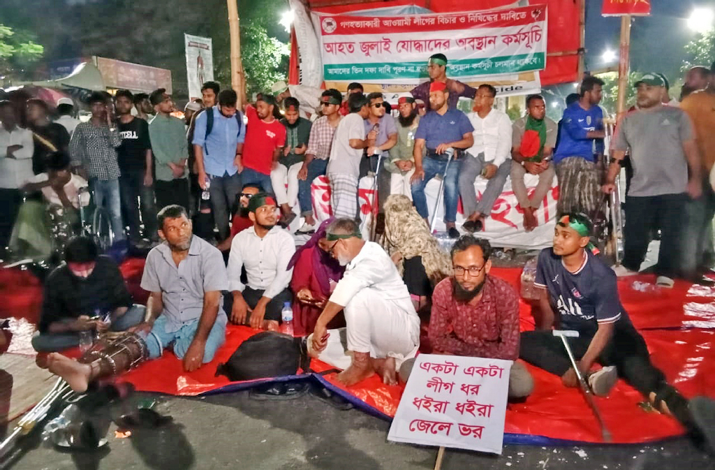 শাহবাগে অবস্থানকারীদের সরাল পুলিশ, যান চলাচল স্বাভাবিক
