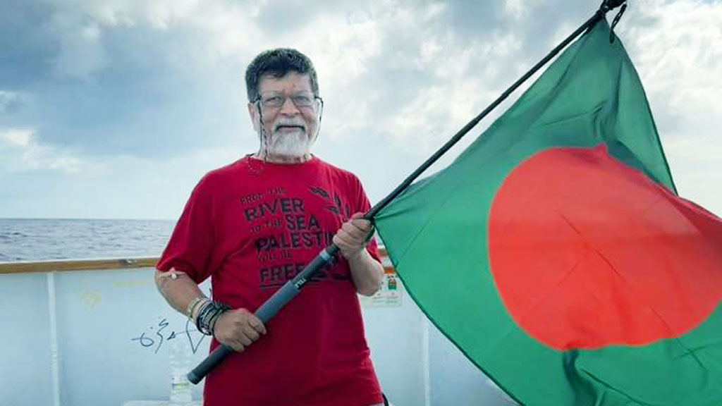দেশের পতাকা নিয়ে গাজামুখী ‘মিডিয়া ফ্লোটিলায়’ শহিদুল আলম
