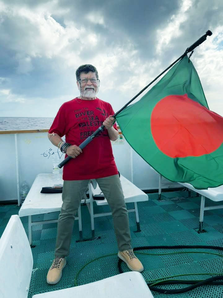 মিডিয়া ফ্লোটিলার জাহাজ কনসায়েন্সে বাংলাদেশের আলোকচিত্রী শহিদুল আলম। ছবি: ফেসবুক