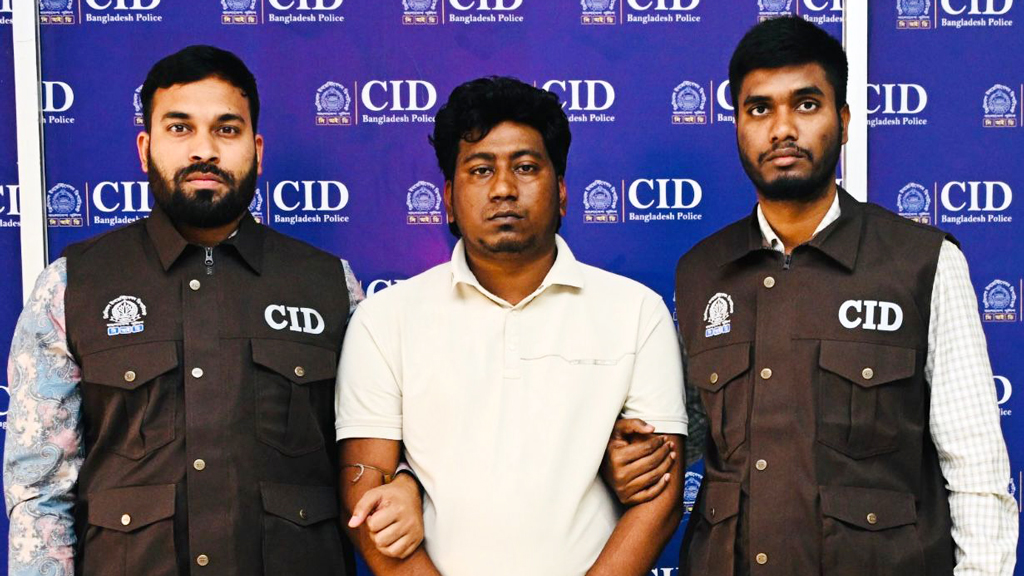 গ্রেপ্তার এড়াতে বাড়ির চারপাশে সিসি ক্যামেরা বসিয়েও শেষ রক্ষা হলোনা!