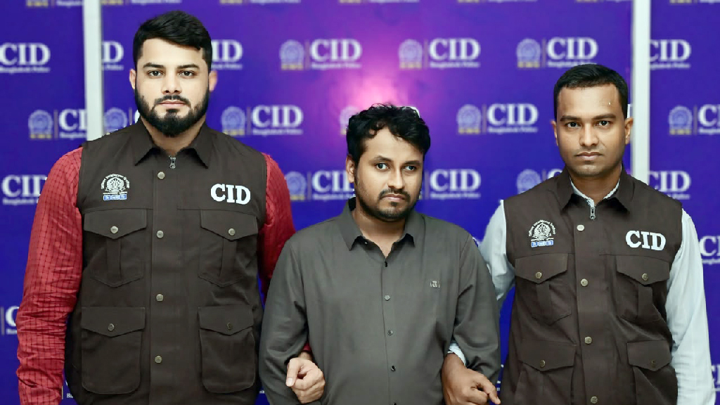 সস্তায় আইফোন-ল্যাপটপ: ৩১ লাখ টাকা আত্মসাতে বিমানবন্দরের ‘অকশন ম্যানেজার’ গ্রেপ্তার