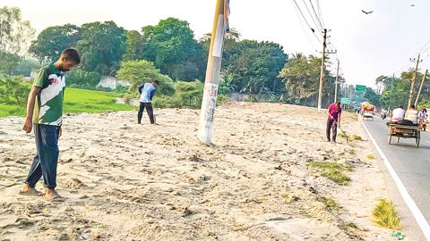 সৈয়দপুরে ময়লার স্তূপ ঢাকা হলো বালু দিয়ে 