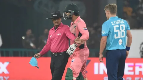 বাংলাদেশের আম্পায়ারের সঙ্গে ঝগড়ার শাস্তি পেলেন পাকিস্তানের ক্রিকেটার