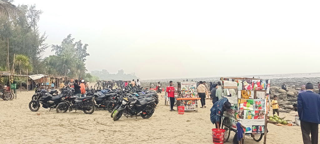 সেন্ট মার্টিন: ভ্রমণে কালোবাজারির দৌরাত্ম্য, দুই মাসেই হুমকিতে পরিবেশ