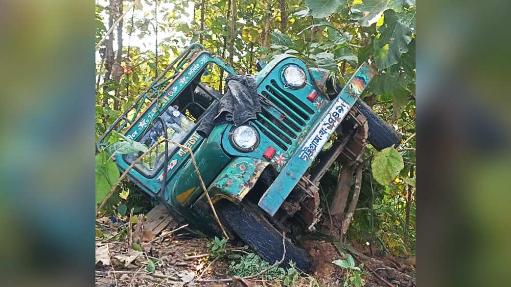 সাজেকে পর্যটকবাহী গাড়ি উল্টে পড়ল ৩০ ফুট গভীর খাদে