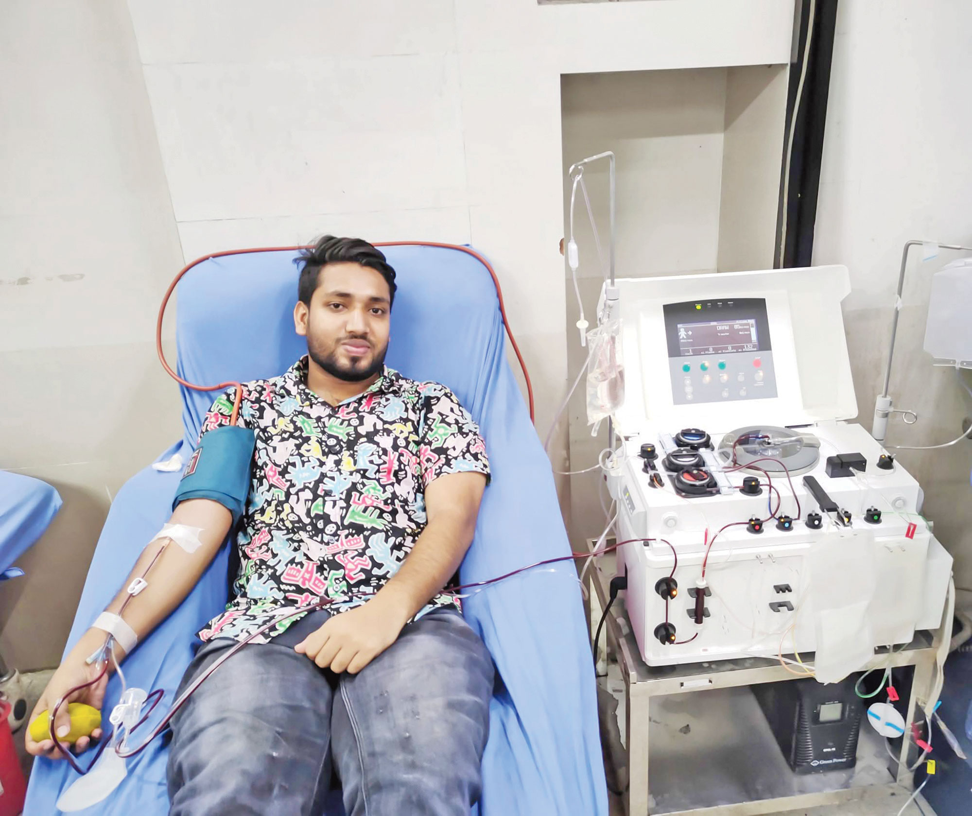 ৭২ বার রক্ত দিয়েছেন শাকিল আহাম্মেদ