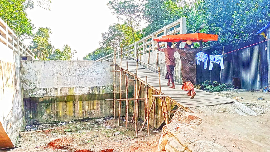 সিরাজগঞ্জের শাহজাদপুর: সাঁকো বেয়ে উঠতে হয় চার কোটির সেতুতে