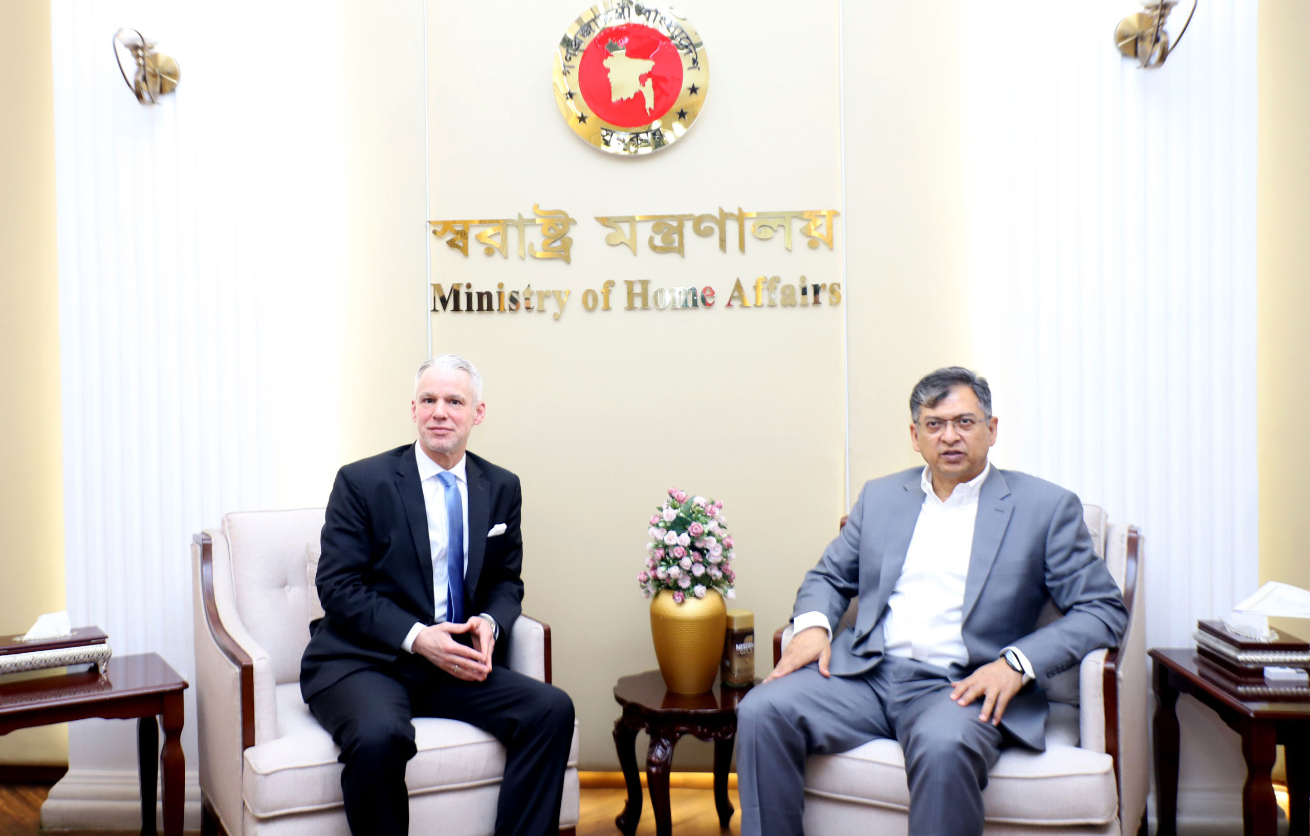 স্বরাষ্ট্রমন্ত্রীর সঙ্গে সুইস রাষ্ট্রদূতের সাক্ষাৎ, পাচার অর্থ ফেরত ও পুলিশ সংস্কারে সহযোগিতার আশ্বাস